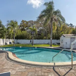 Apartment Refurbished Studio With Pool And Parking, Clearwater